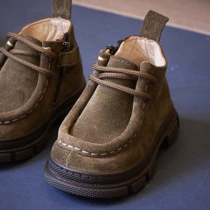 Scarpe invernali per bambini. Le sue prime scarpe primi passi per le sue prime avventure. Fatte con osteopati
