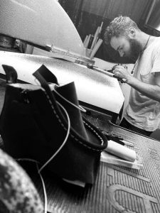 Un nostro artigiano mentre cuce una scarpa primi passi Barberini - fatta artigianalmente a mano in Italia - made in Italy