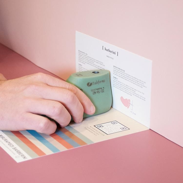 Mostra come mettere il piedino del bambino, contro il muro