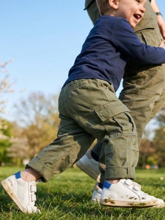 Bambino che cammina con le migliori scarpe primi passi bambino Paleari
