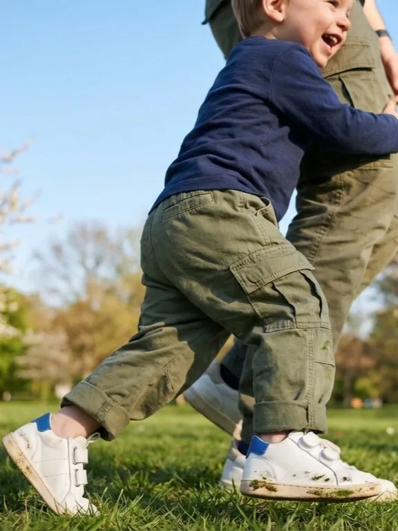 Bambino che cammina con le migliori scarpe primi passi bambino Paleari