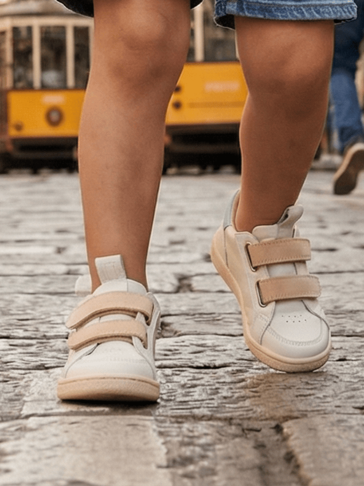Bambino che sperimenta la camminata con scarpine primi passi sicure