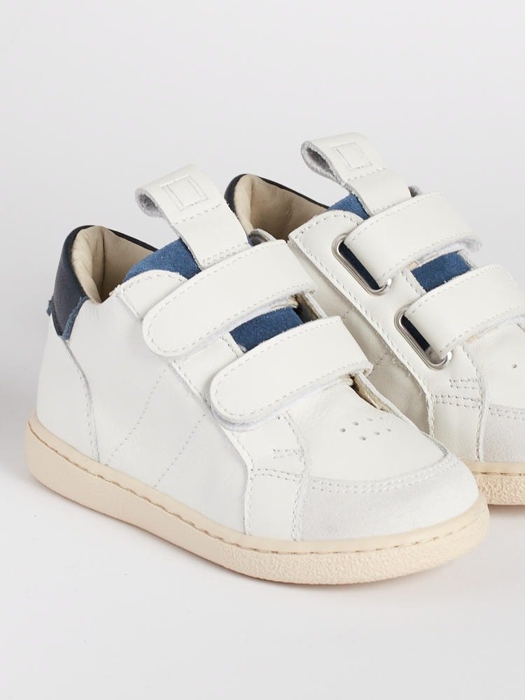 Particolare della vera pelle blu e delle cuciture artigianali fatte in Italia.