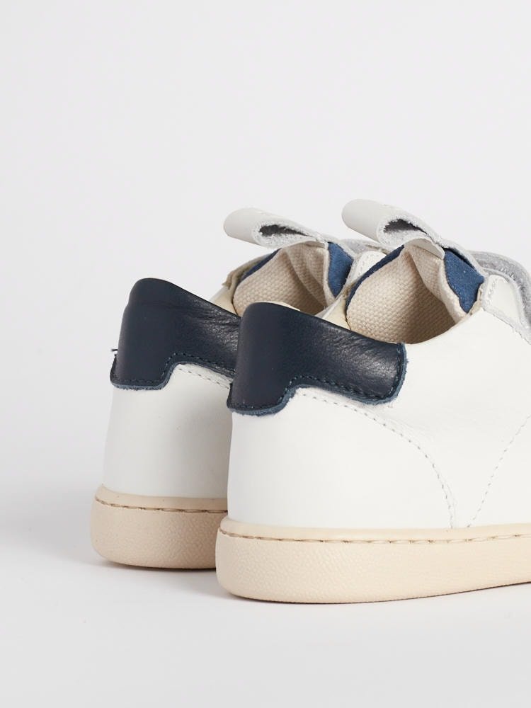 Particolare della vera pelle blu e delle cuciture artigianali fatte in Italia zona tallone