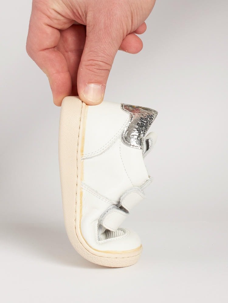 Scarpe primi passi estive piegate per mostrarne la flessibilità ottimale