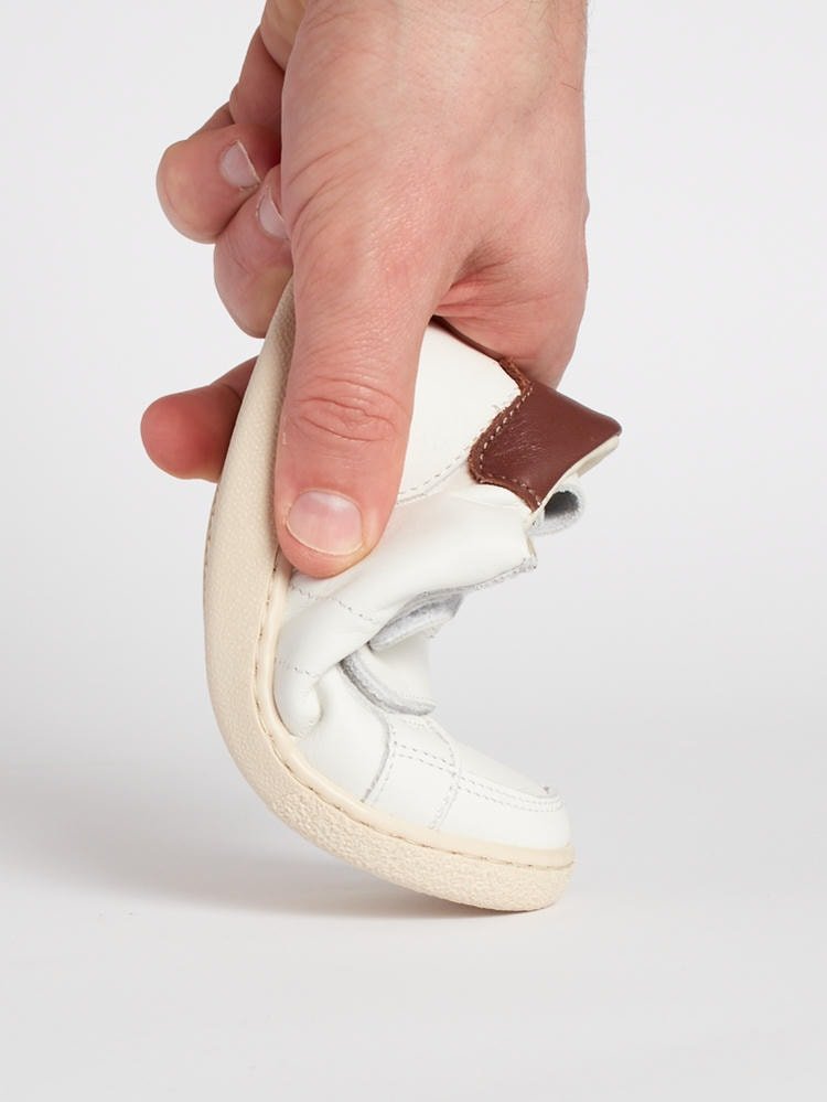 Scarpa Paleari piegata per mostrare la flessibilità strobel