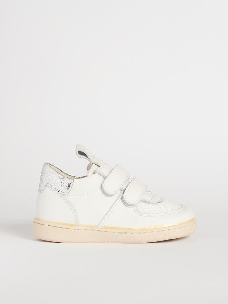 Vista laterale delle scarpe primi passi estive Bradamante in pelle bianco e argento
