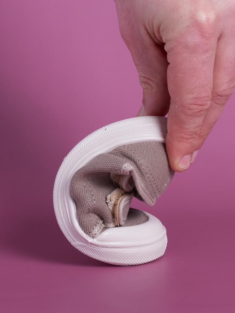 La scarpa Dondi piegata per mostrare l'estrema flessibilità e il drop zero.