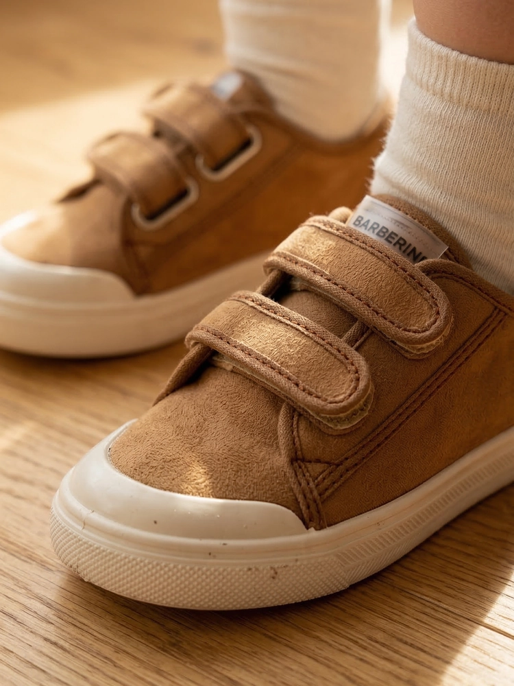 Una bimba che esplora l'ambiente indossando scarpine estive per bambine.