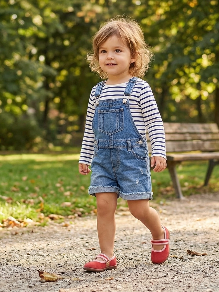 Una bambina indossa la ballerina estiva per bambine durante un evento speciale.