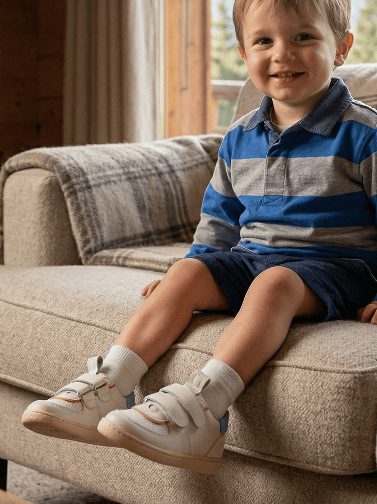 Bambino che muove i primi passi con sicurezza indossando scarpe primi passi bambino primaverili Barberini.