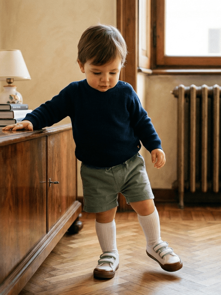 Bambino che sta iniziando a camminare