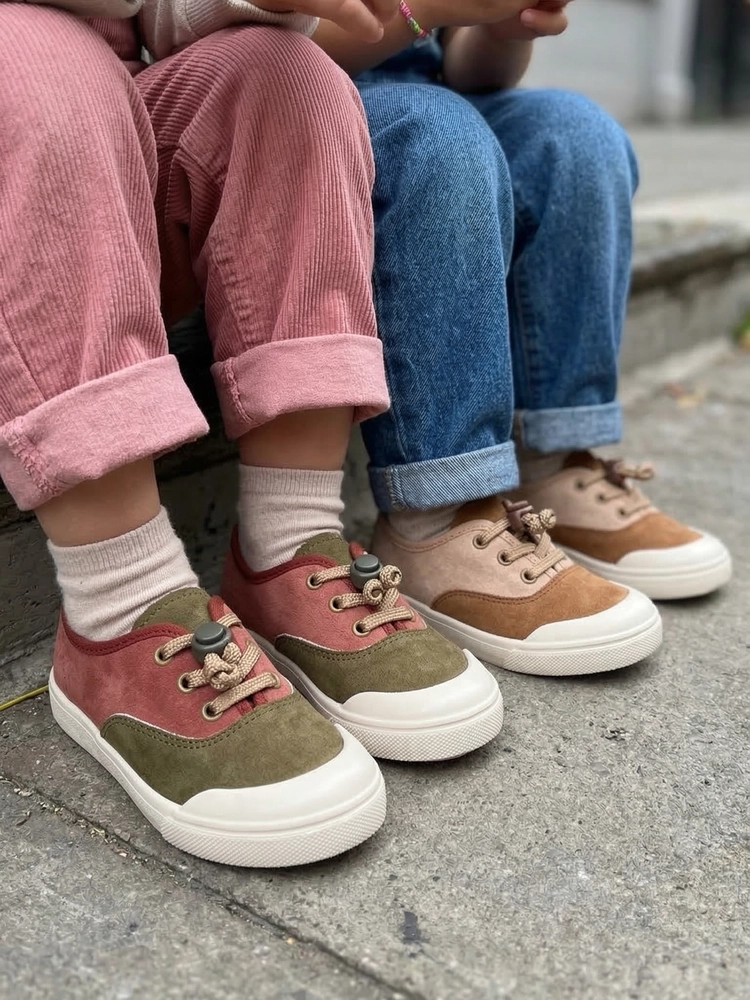 Un bambino che cammina all'aperto con le scarpine estive Astolfo.