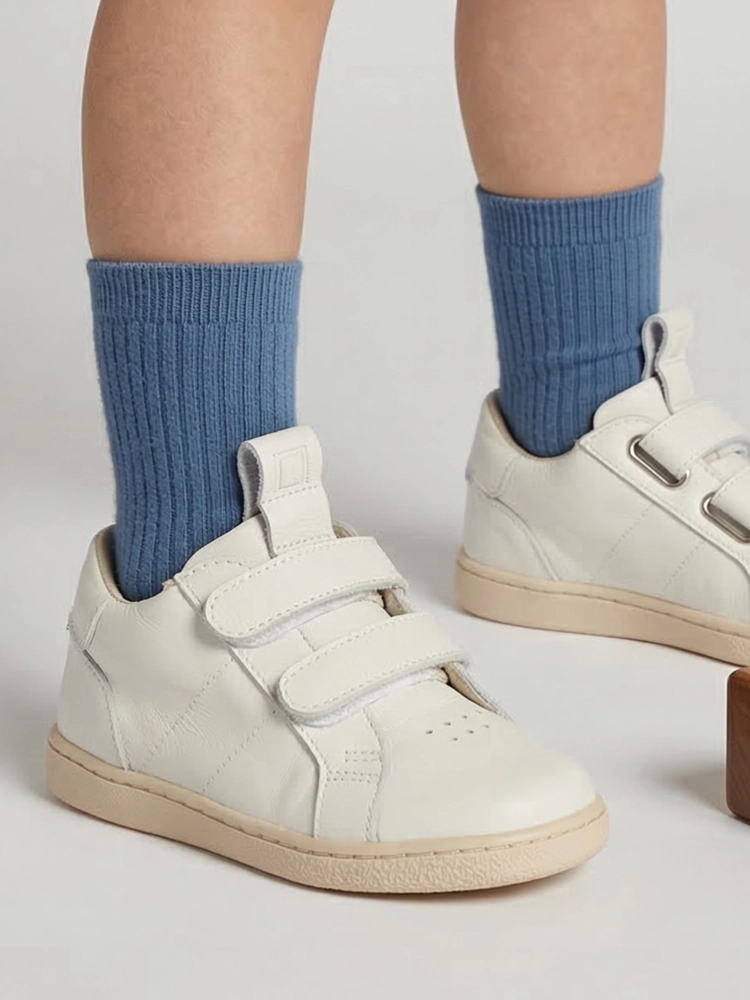 Un bambino che esplora il mondo indossando la scarpa bambino suola flessibile.