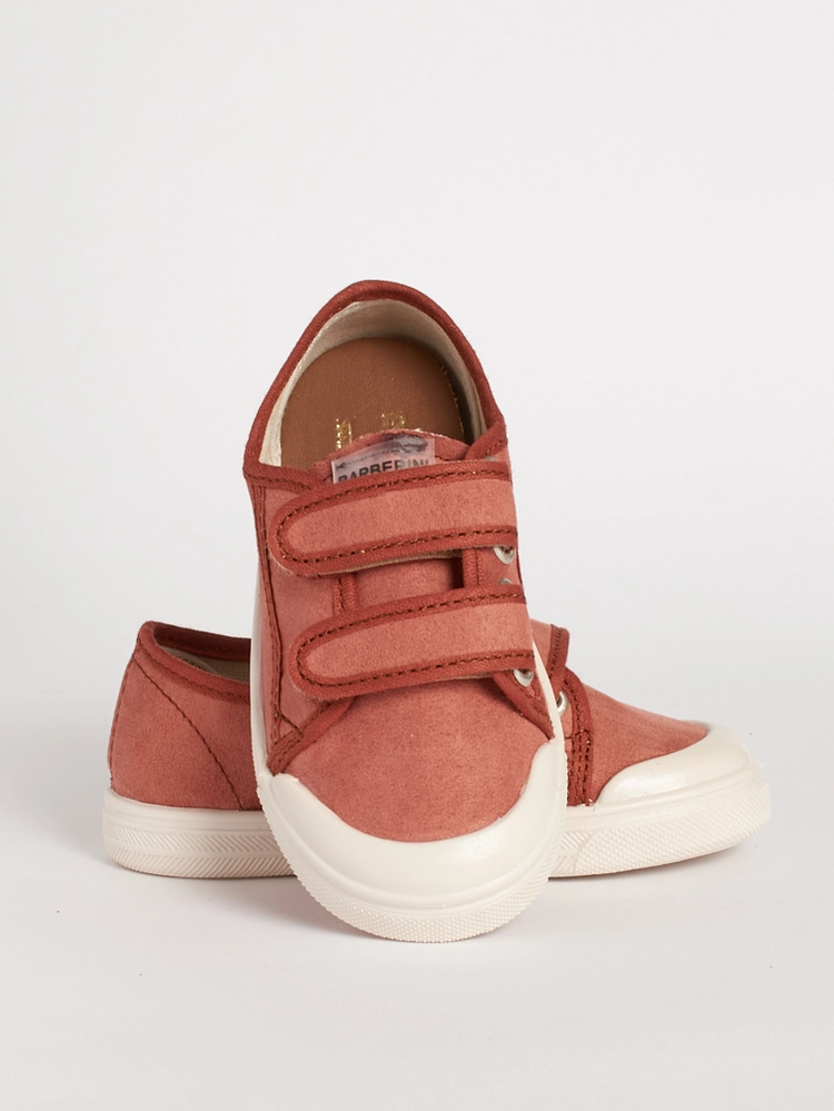 Chiusura a strappo in spugna con bordo in contrasto per calzata rapida.