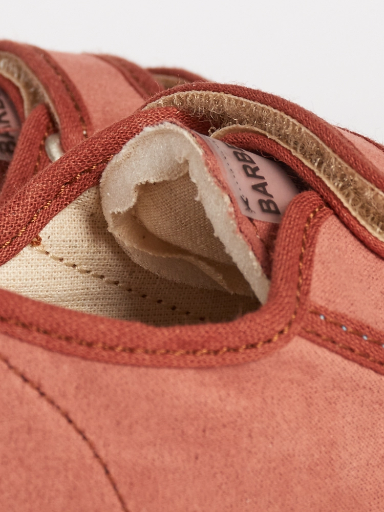 Design adattato alla crescita del piede per le taglie superiori.