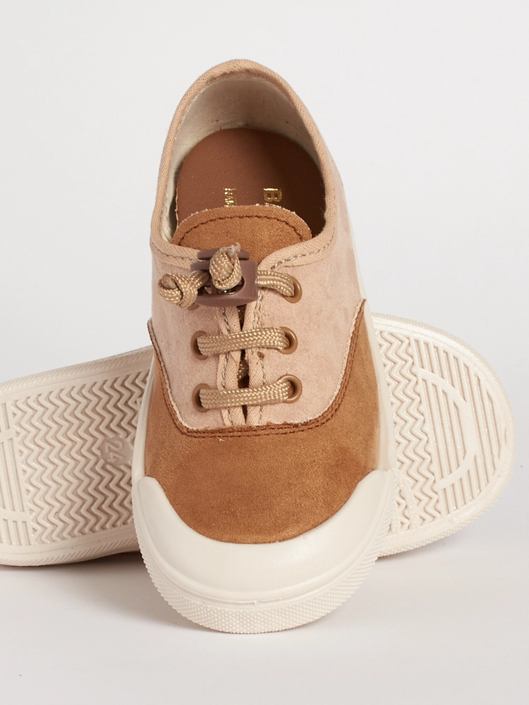 Dettaglio dei lacci con sistema di chiusura fermacorda a pressione.