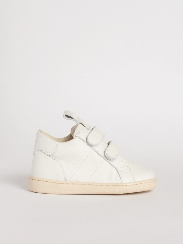 Scarpa bambino suola flessibile modello Meis in pelle bianca artigianale.
