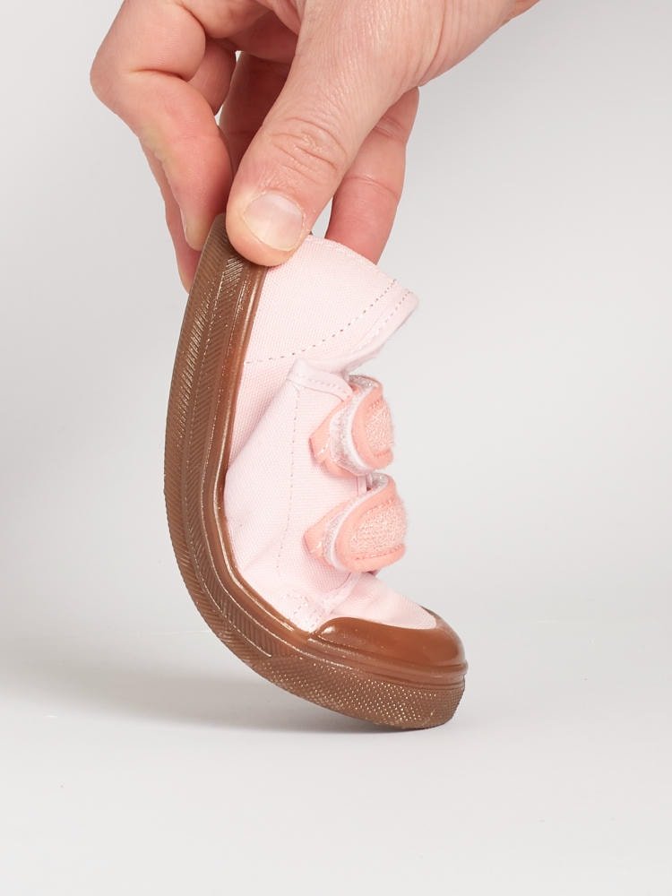 Dimostrazione della flessibilità della scarpa Dondi per assecondare il movimento naturale del piede