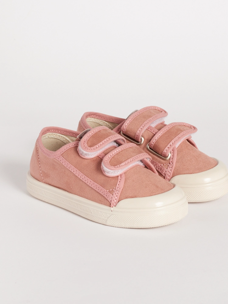 Visuale della pianta larga e punta accogliente della scarpina rosa.