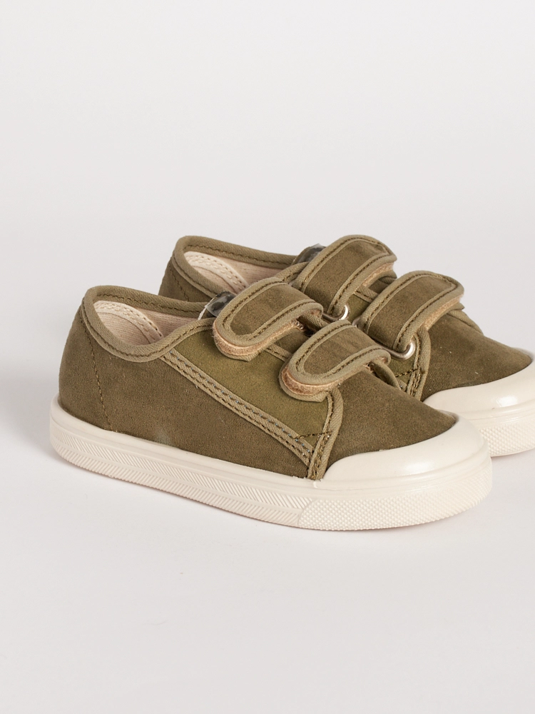 Visuale della pianta larga e punta accogliente della calzatura verde militare.