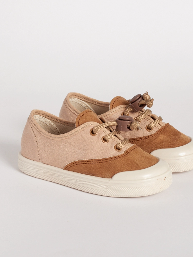 Foto dall’alto della scarpa Astolfo bicolore beige e marrone caramello.