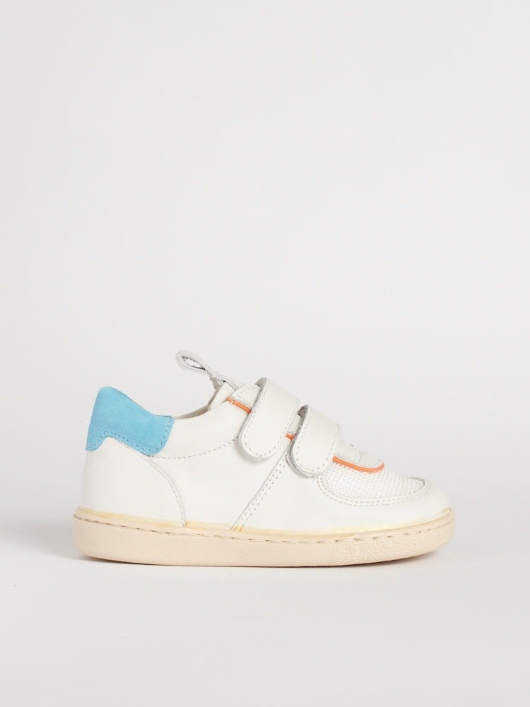 Sneakers scarpe primi passi bambino primaverili modello Bradamante in pelle bianca con dettagli azzurri e arancioni.