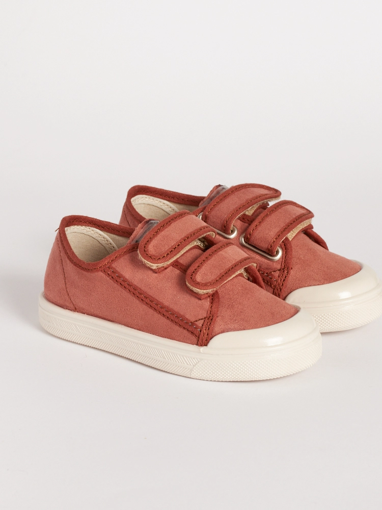 Foto dall'alto della scarpa che mostra la punta accogliente e la pianta larga.