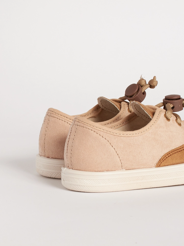 Dettaglio della zona tallone con leggera struttura di supporto posturale.