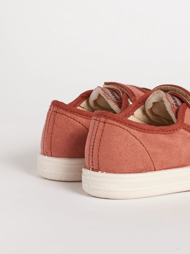 Particolare della leggera struttura nel tallone per il supporto posturale.