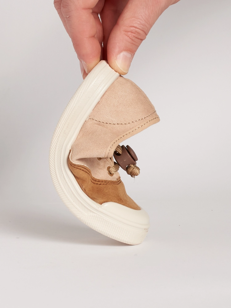 La scarpa Astolfo piegata per mostrare l'estrema flessibilità della suola.