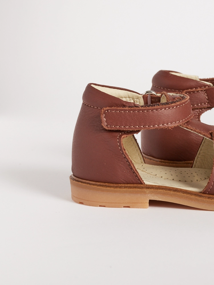 Chiusura a strappo discreta del sandalo cerimonia bambino marrone.