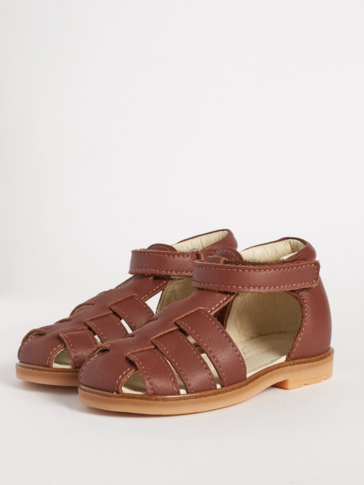 Linea raffinata del sandalo marrone per le taglie più grandi.