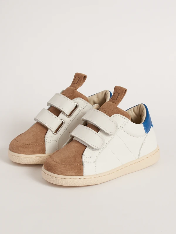 Particolare della chiusura monostrappo in velcro facile da indossare su scarpa primi passi bambino Barberini