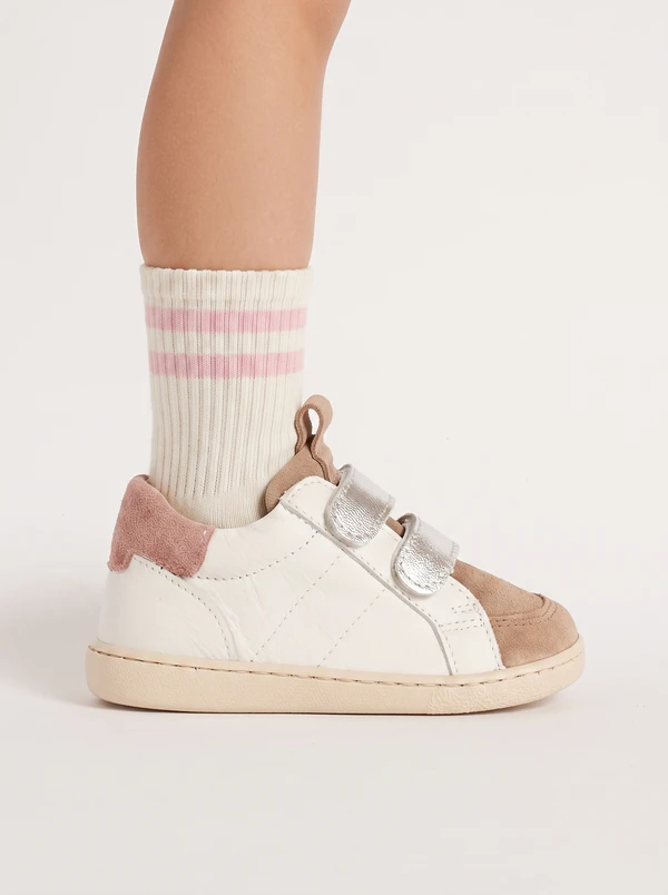 Scarpa sportiva primi passi bambina rosa Paleari indossata con calzino e vista del puntale scamosciato fango