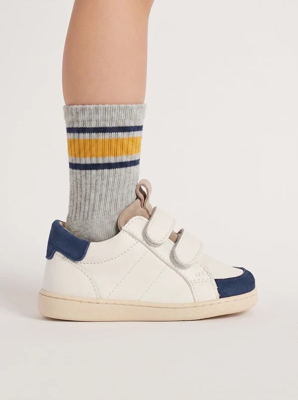 Calzata comoda della scarpa primi passi tennis blu bambino vista con linguetta color fango