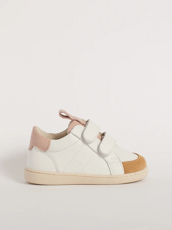Scarpina primi passi rosa per bambina in pelle bianca con tallone rosa e punta caramello vista laterale