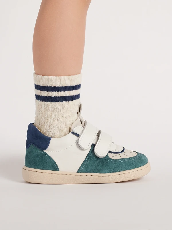 Calzata avvolgente delle sneakers bimbo primi passi piede magro viste con calza e dettagli blu avio e beige