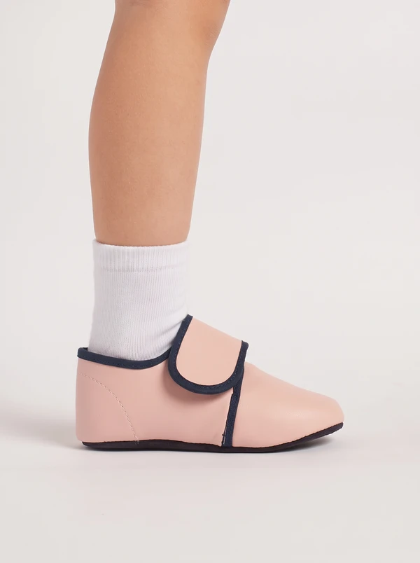 Bambina che gioca all'asilo indossando la ciabattina asilo soft sole rosa Barberini BARBuccia