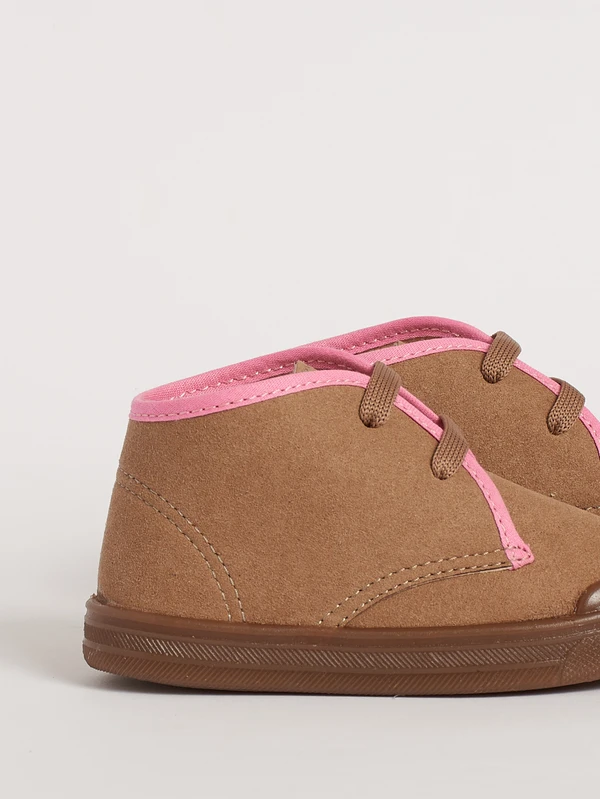 Dettaglio del suede fango con bordi rosa dello stivale primi passi marrone per bambine Ruggero