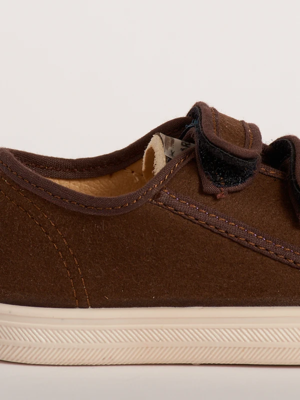 Dettaglio del tessuto in suede sostenibile color fango e finiture della scarpa primi passi classica marrone Dondi Era