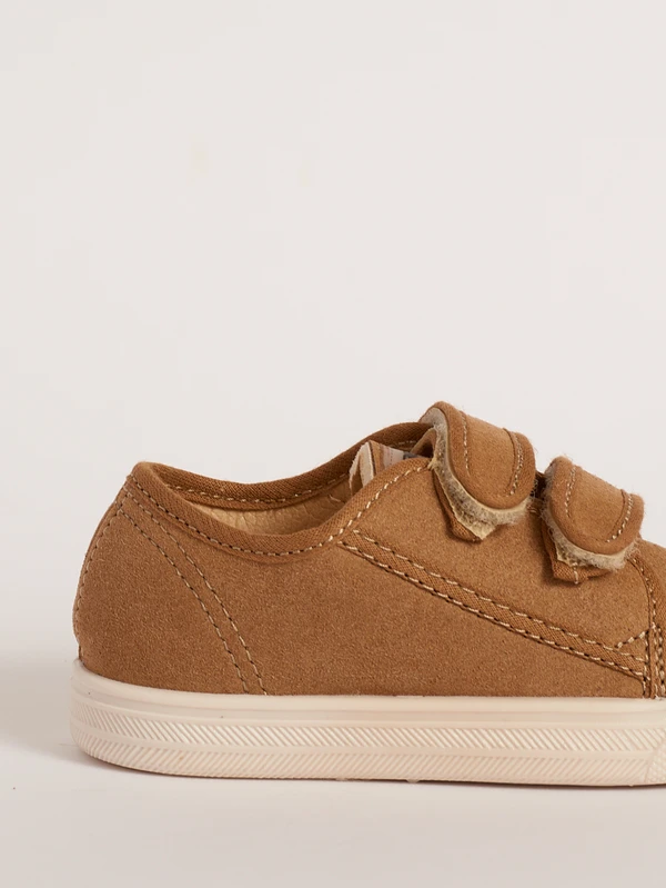Dettaglio del tessuto in suede sostenibile color fango e finiture delle scarpe primi passi classiche marrone chiaro Dondi Era
