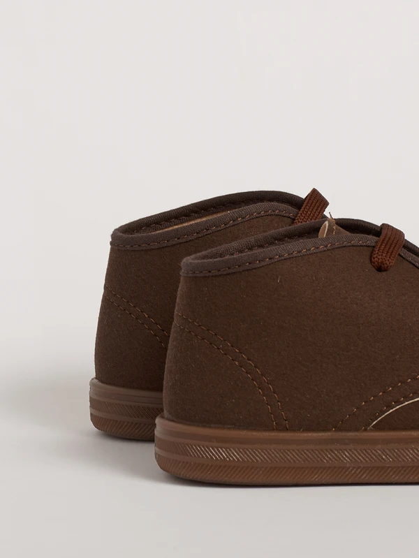 Dettaglio del tessuto in suede sostenibile marrone scuro del polacchino classico per bambini Barberini Ruggero