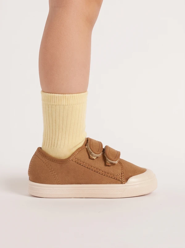 Scarpe primi passi classiche marrone chiaro Dondi Era Fango indossate con calzino in cotone