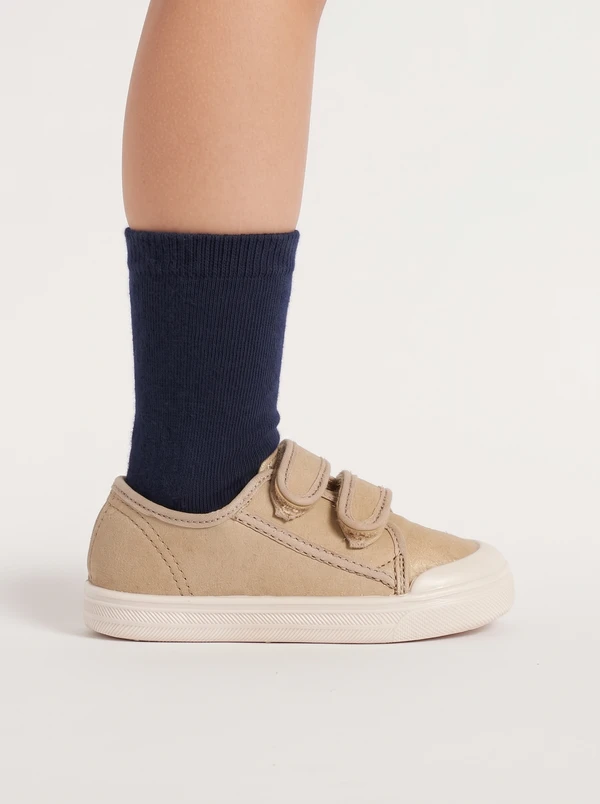 Scarpina classica flessibile con strappo beige Dondi Era indossata con calzino in cotone