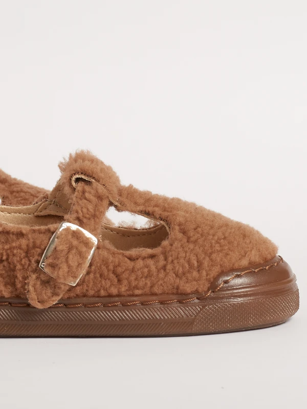 Dettaglio del tessuto teddy marrone della scarpina primi passi invernale particolare Barberini Pomino