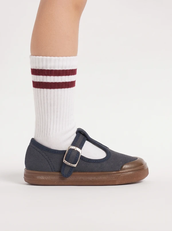 Scarpa classica primi passi blu navy Pomino indossata con calzino in cotone