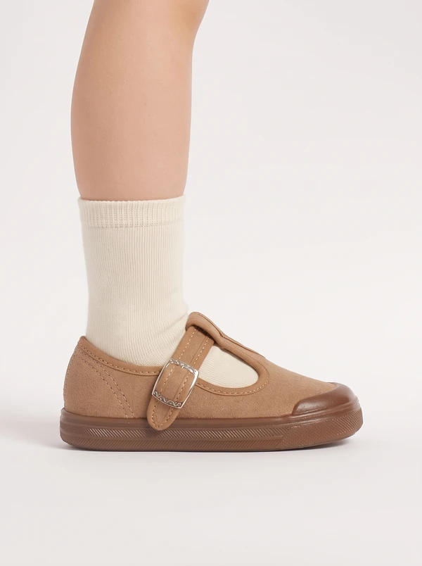 Scarpa elegante primi passi marrone Pomino indossata con calzino in cotone