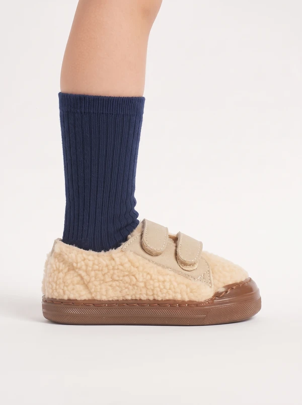 Scarpa invernale con strappo beige Dondi indossata con calzino