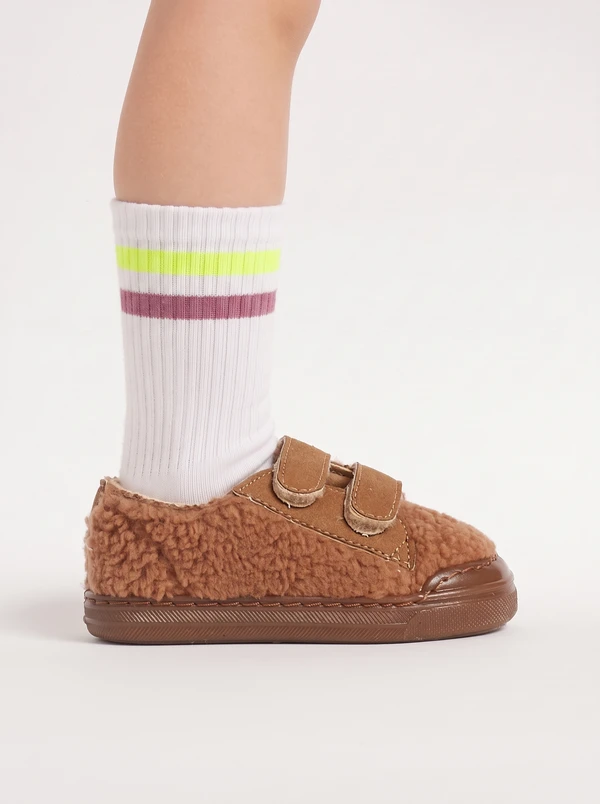 Scarpa primi passi pelosetta con strappo marrone Dondi indossata con calzino in cotone